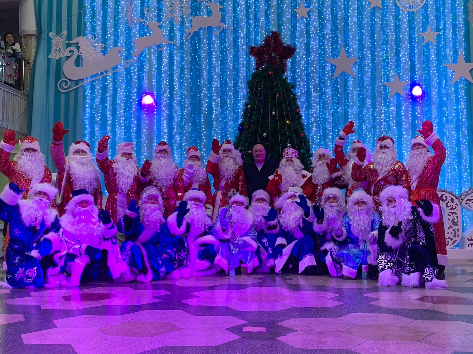 Жаңа жыл қарсаңында Мұхтар Әуезов атындағы №86 мектеп-гимназиясының Қамқоршылық кеңес мүшелерінің шешімімен, Республикалық сайыстаға қатысып, үлкен жетістіктерге жеткен оқушымызды және көпбалалы аз қамтылған, ерекше білім беруді қажет ететін мектеп оқушыларына ҚР Президентінің шыршасы өтті