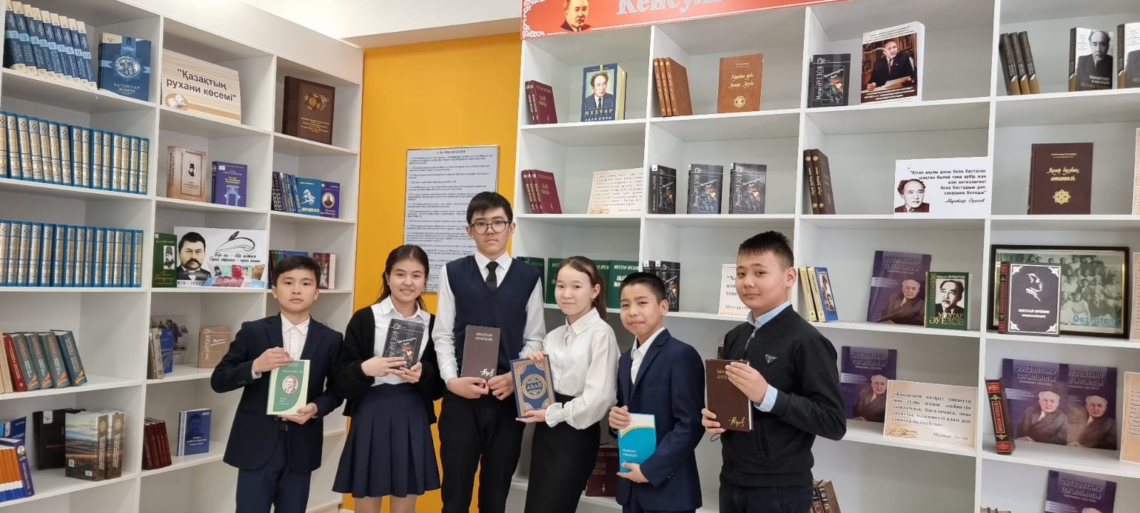 «Мектепке кітап сыйла» акциясына 6"Б" сынып оқушылары да өз үлестерін қосып мектеп кітапханасына Абай атамыздың "Өлеңдері мен аудармалары" М.Әуезовтың "Абай жолы" романы мен "Қорғансыздың күні", М.Мақвтаевтың "Үш бақытым", Қадыр Мырза Әлінің кітаптарын сыйға тартты. 