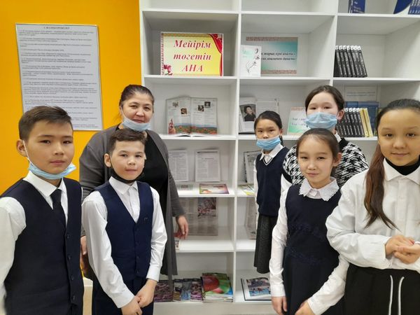 «Өзін-өзі тану: махаббат пен шығармашылық педагогикасы» онкүндігі аясында өтекен іс-шараның аясында кітапханада «Мейірім төгетін Ана» атты көрме ұйымдастырылды.