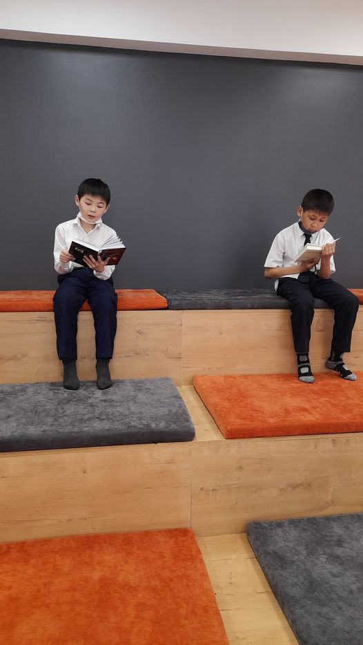 Кітапханамыздың кішкентай оқырмандары 4"Г" сынып оқушылары Әлайдар Әли мен Тірнек Әлішер сабақтан соң "Оқуға құштар мектеп" жобасы аясында М.Әуезовтың "Көксерек" пен "Жетім" әңгімесін оқып, қойылымдарына дайындық жасап жатыр