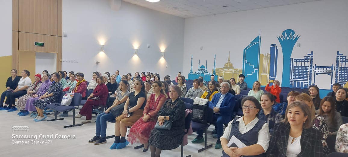 Нұр-Сұлтан қаласы Мұхтар Әуезов атындағы №86 мектеп-гимназиясында 9 сәуір күні «Білімді ұлт- сапалы оқыту мен отбасы құндылығы» тақырыбында оффлайн форматта жалпы ата-аналар жиналысы өтті. 