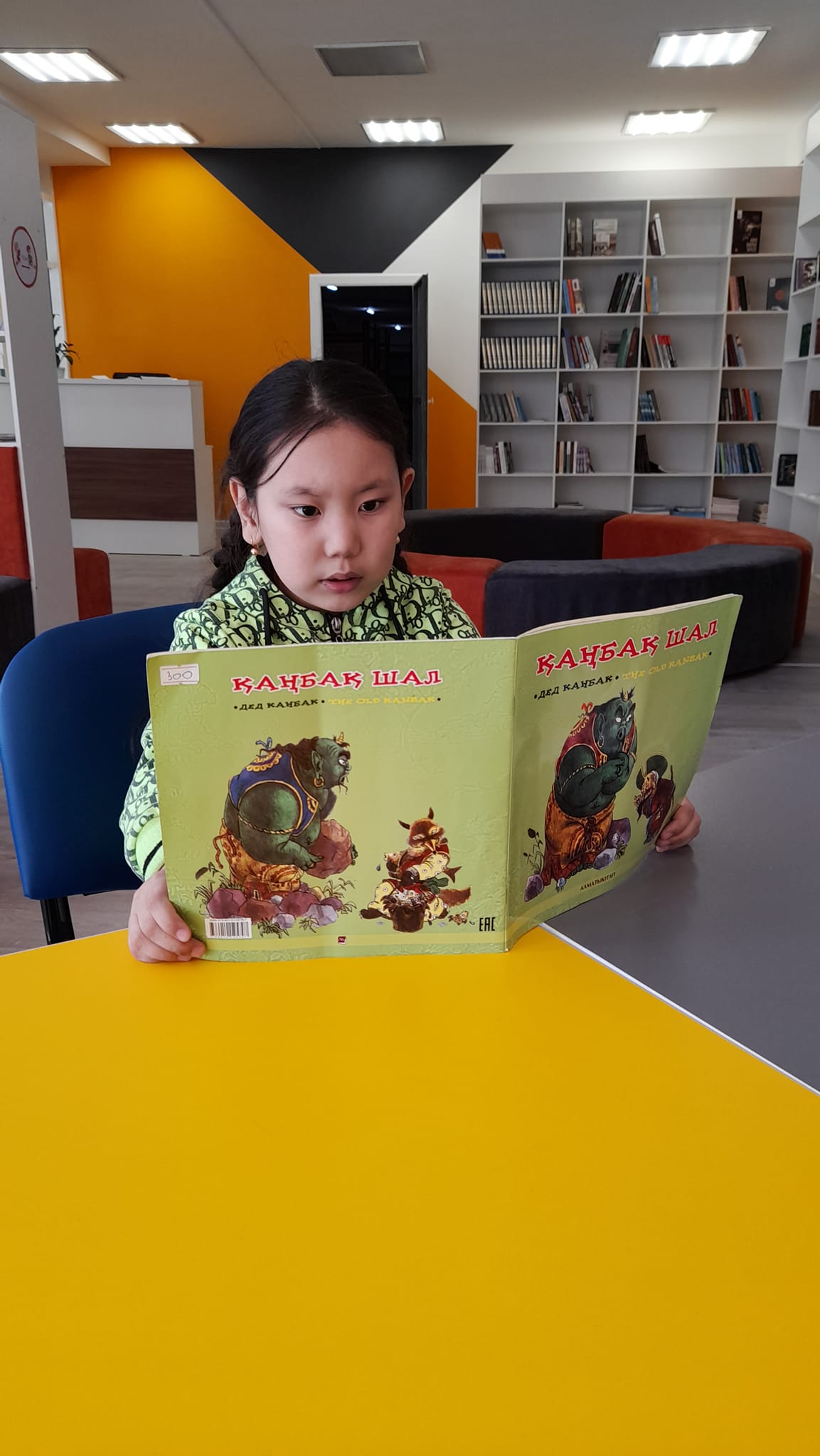 1"Б" сынып оқушысы Төребек Еркеназ сабақтан соң кітапханамызға келіп "Қаңбақ шал", "Бақаға айналған ханшайым" атты ертегілерді оқып танысты. 