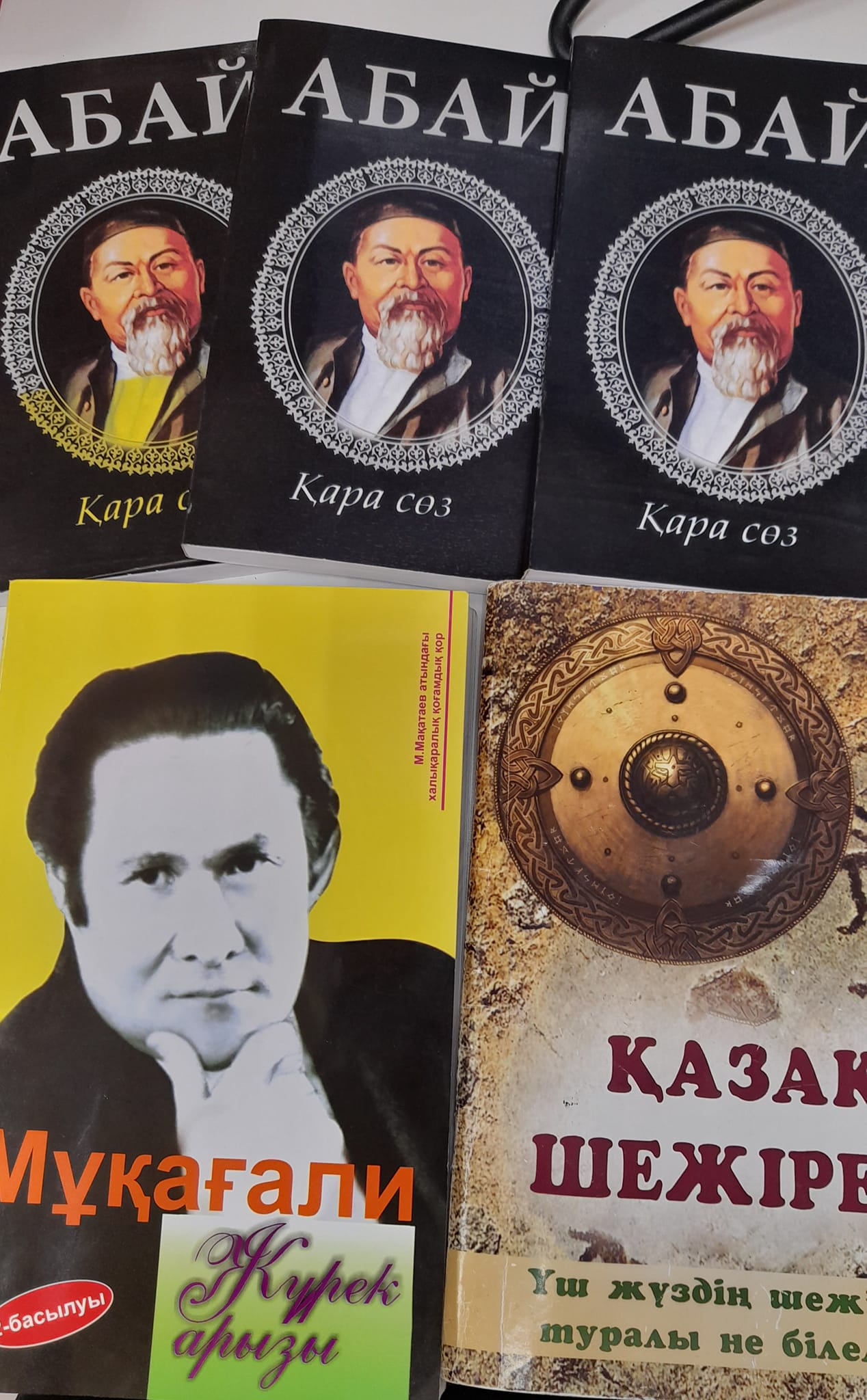 «Мектепке кітап сыйла» акциясына 5"Ж" сынып оқушылары да өз үлестерін қосып мектеп кітапханасына Абай атамыздың "Қара сөздері" мен Мұқағали Мақатаевтың "Жүрек арызы" кітаптарын сыйға тартты. 