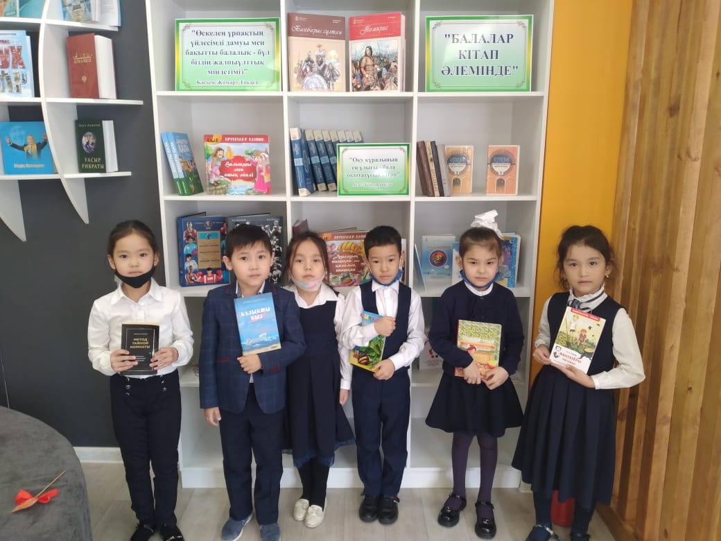 Бүгін 1 наурыз «Алғыс айту күніне» байланысты 1"В" сынып оқушысылары «Мектепке кітап сыйла» акциясына қатысып, мектеп кітапханасына өздерінің оқыған кітаптарын сыйға тартты. 