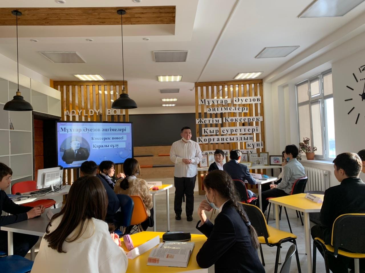 М.О.Əуезов атындағы №86 мектеп-гимназиясында жазушының 125 жылдығына орай 8 «Ғ» сыныбында Мұхтар Әуезовтің шығармаларын оқу сыныптан тыс жұмысы өтті