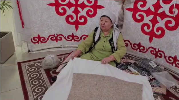 Бүгінгі 3 ж сыныбының ата-аналары оқушыларға ұлттық мәдениет пен қазақ қалқының салт-дәстүрі, әдет-ғұрпының тәрбиелік мәні туралы, оқушылардың бойына ұлттық құндылықтар мен рухани адамгершілік, имандылық қасиеттерді қалыптастыра отыра ғасырлар бойы көшпелі өмірге ыңғайлы тұрмыстық бұйымдардың бірқатарын киізден жасап келгендіктен, киіз басу технологиясын көрсетіп берді.