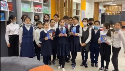 «Мектепке кітап сыйла» акциясы жалғасып жатыр. Мектебіміздің 5"Ә" сынып оқушылары кітапханамызға тамаша кітаптар тарту етті. 