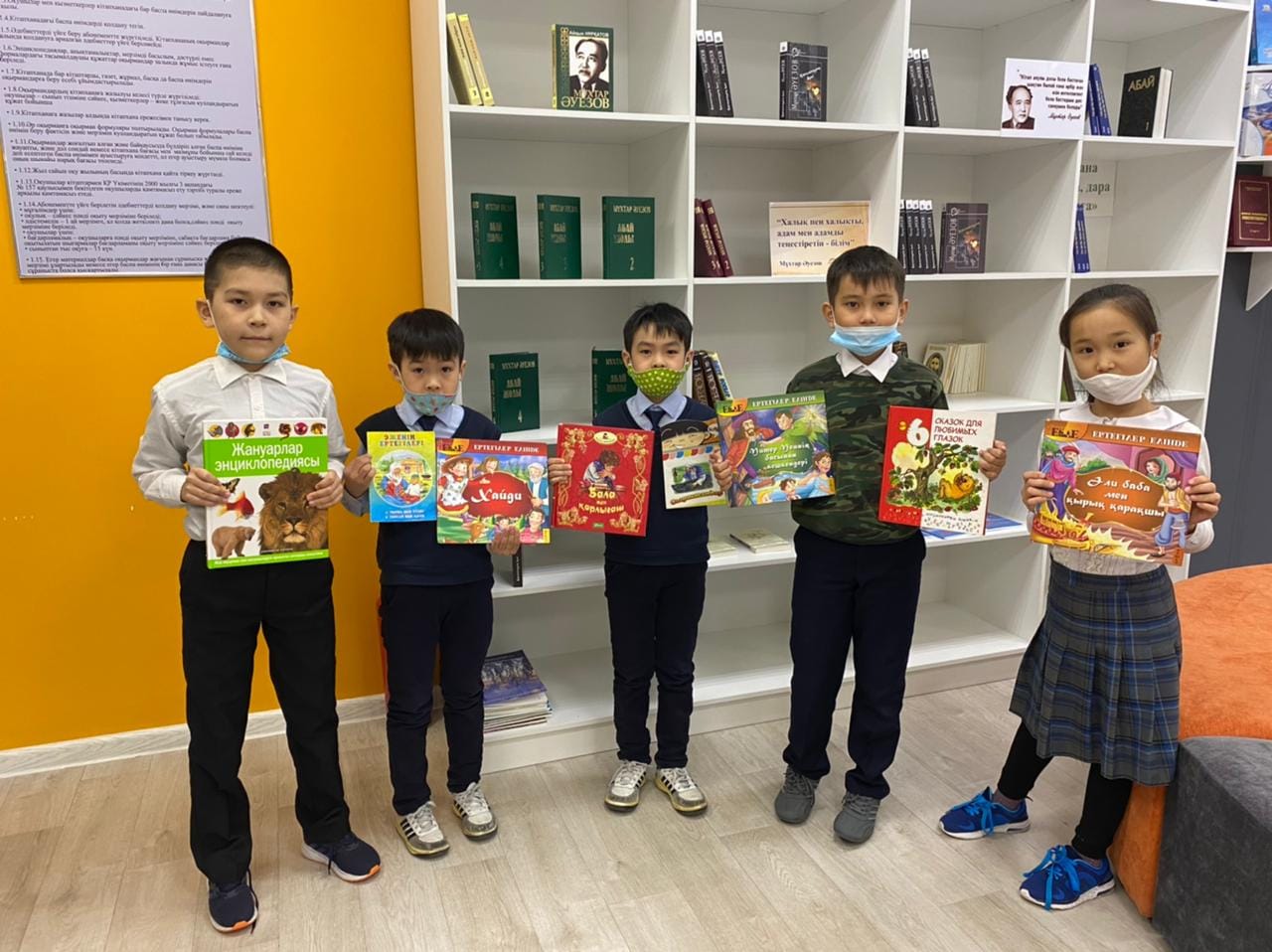 «Мектепке кітап сыйла» акциясына 3"Ә" сынып оқушылары да өз үлестерін қосып мектеп кітапханасына ертегі кітаптар сыйға тартты. 