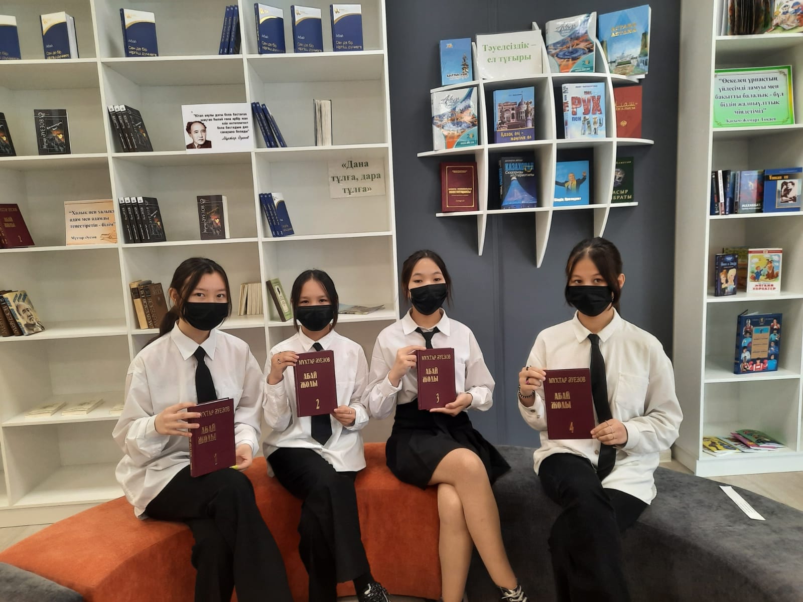 «Мектепке кітап сыйла» акциясына 7"Д" сынып оқушылары да өз үлестерін қосып мектеп кітапханасына М. Әуезовтың "Абай жолы" романын сыйға тартты. 