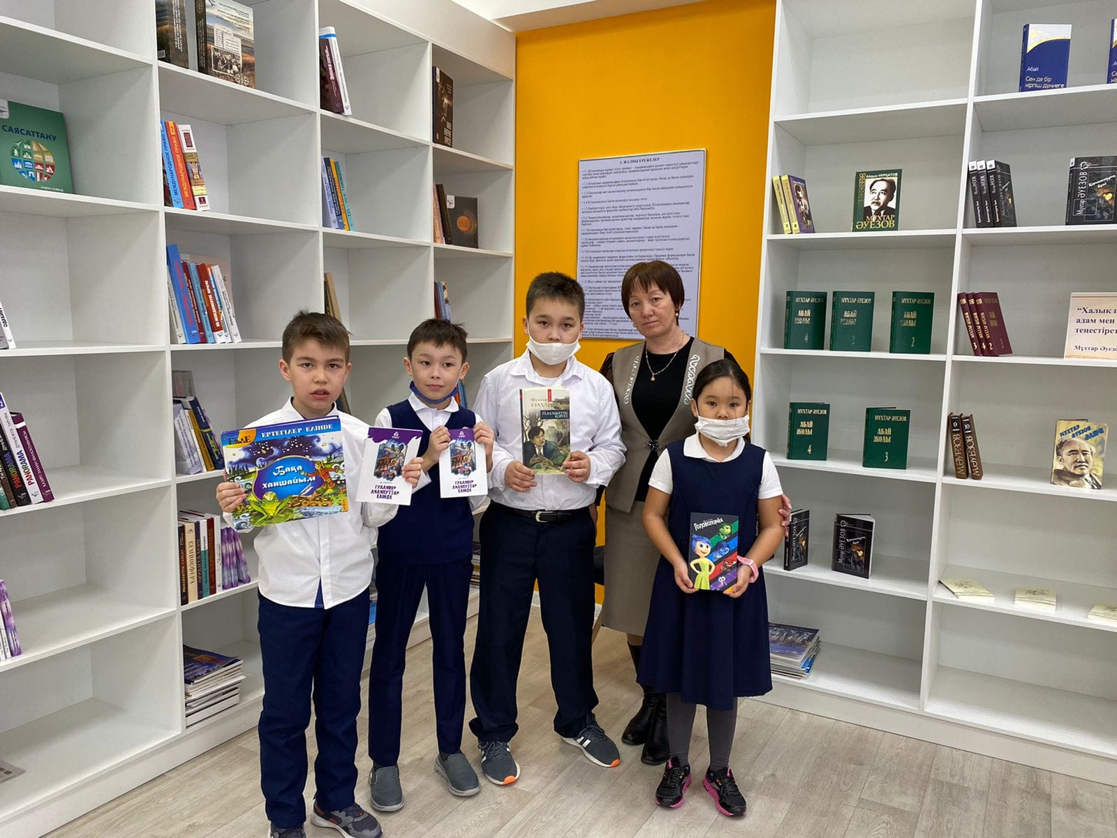 «Мектепке кітап сыйла» акциясына 3"Б" сынып оқушылары қатысып, мектеп кітапханасына өздерінің оқыған кітаптарын сыйға тартты. 