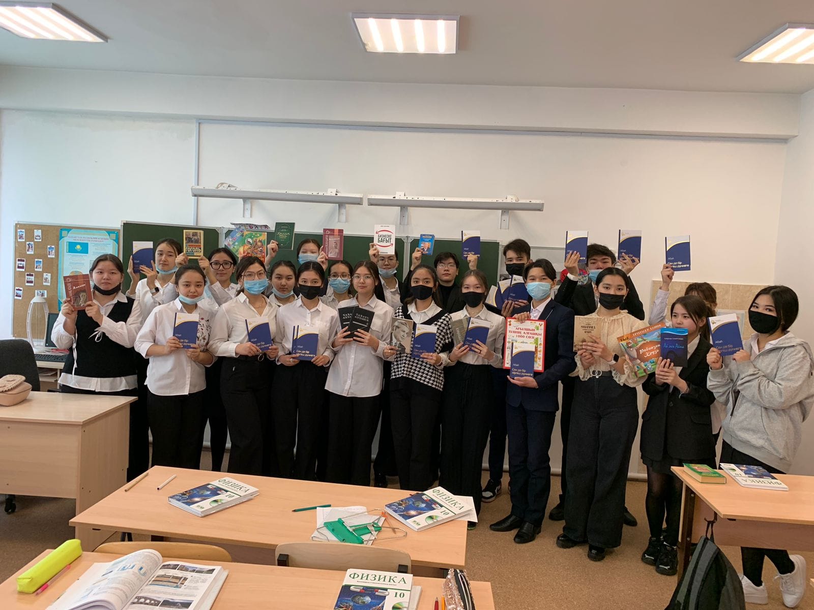 «Мектепке кітап сыйла» акциясына 10"Ә" сынып оқушылары да өз үлестерін қосып мектеп кітапханасына Абай атамыздың "Сен де бір кірпіш дүниеге" кітабының 16 данасын, сондай ақ Мұқағали Мақатаевтың "Аманат", Әзілхан Нұршайықовтың "Махаббат қызық мол жылдар", Қаламын Әбдіқадыровтың "Қажымұқан", Тахауи Ахтанов шығармалары мен балаларға арналған "Қазақ ертегілері", "Бауырсақ ", "Робинзон Крузо" тағы басқа кітаптарын сыйға тартты. 