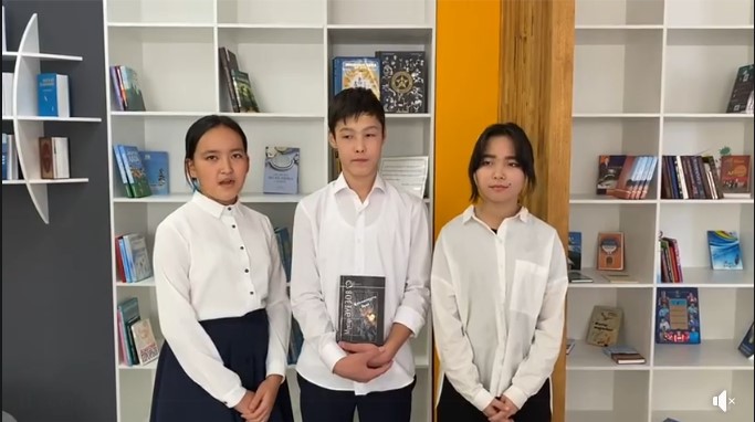 «Мектепке кітап сыйла» акциясына 9"Г" сынып оқушылары да өз үлестерін қосып мектеп кітапханасына М. Әуезовтың шығармасын сыйға тартты. 